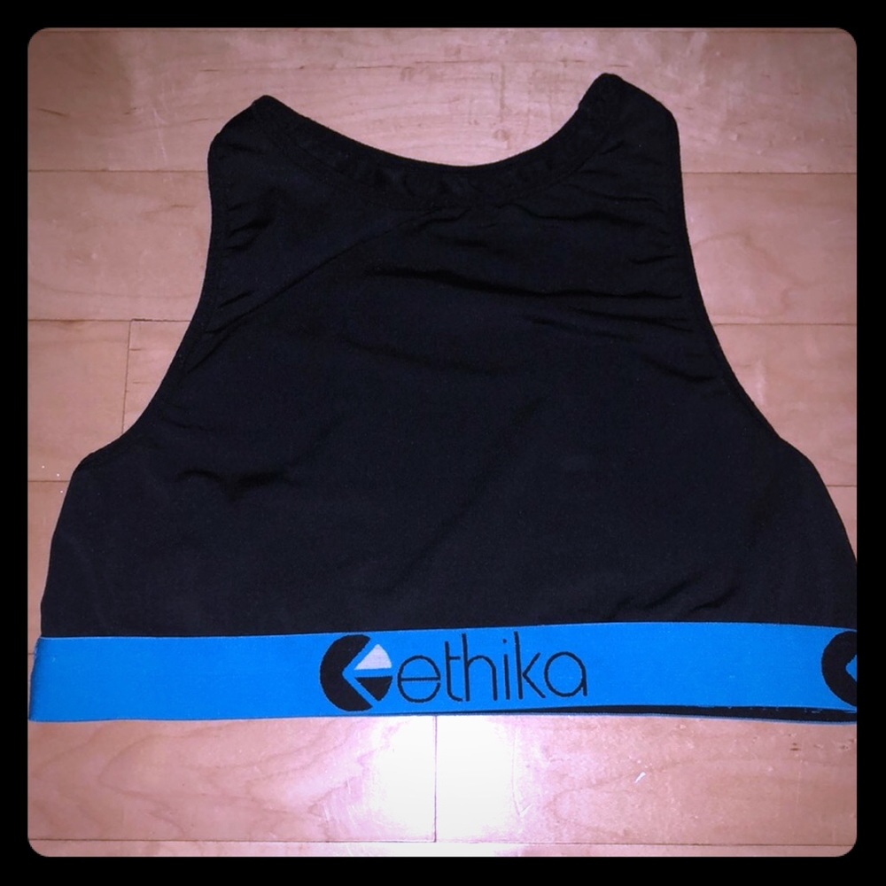 High neck sports bra
